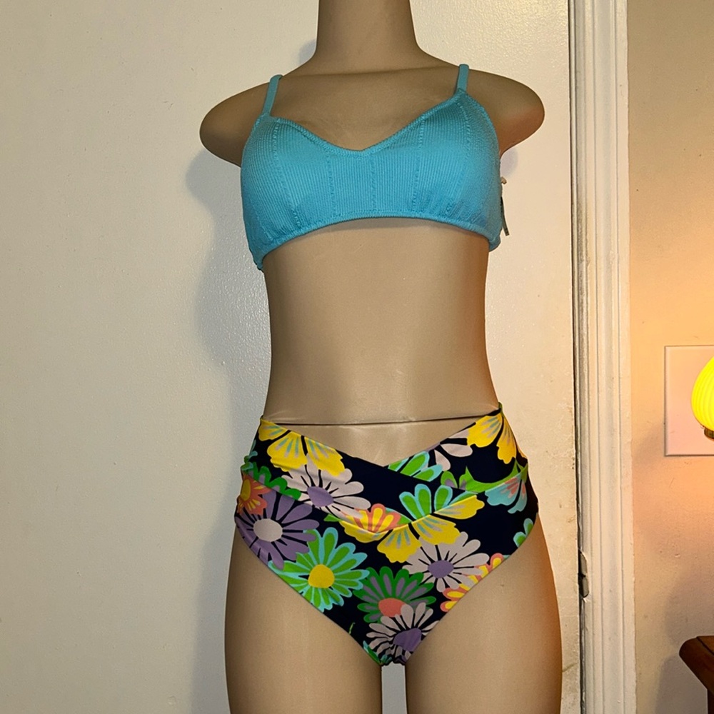 Aerie Blue Popcorn-Rib Bralette
Lined Bikini Top Blue & Bikini Bottom Se…